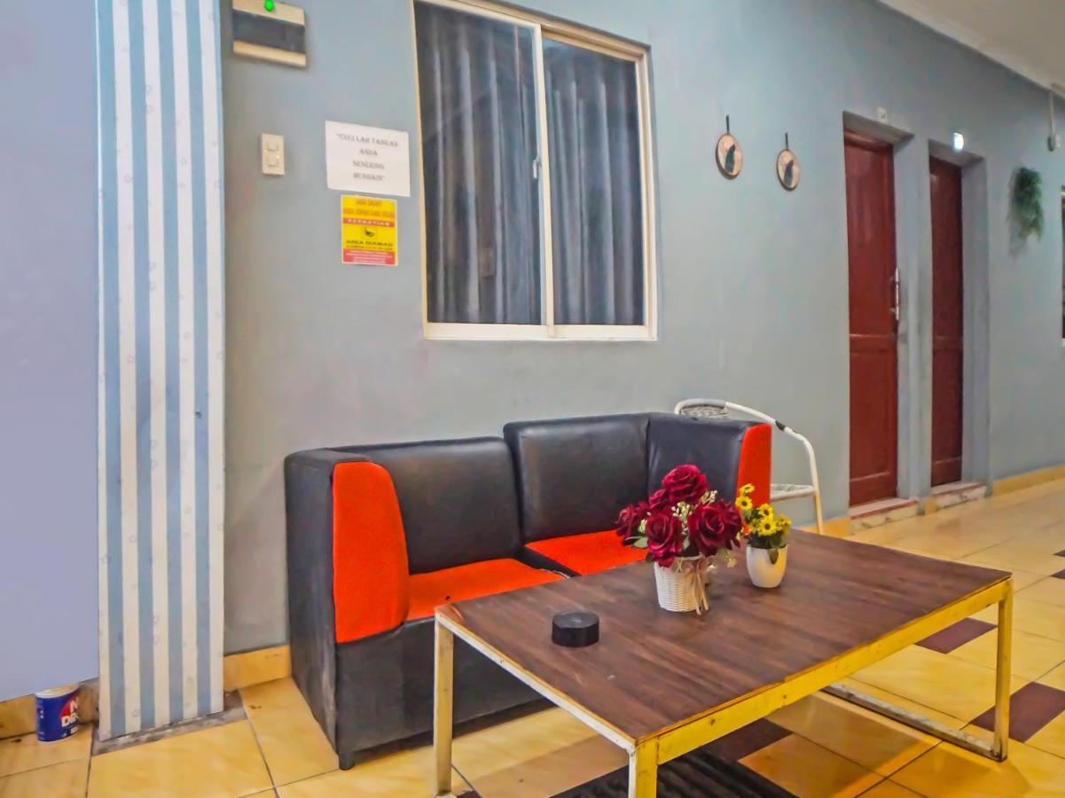 Oyo 990 Stadion Residence Syariah Medan Exterior foto
