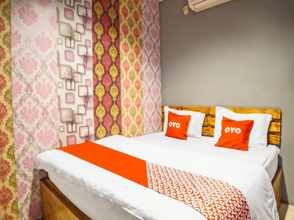 Oyo 990 Stadion Residence Syariah Medan Exterior foto