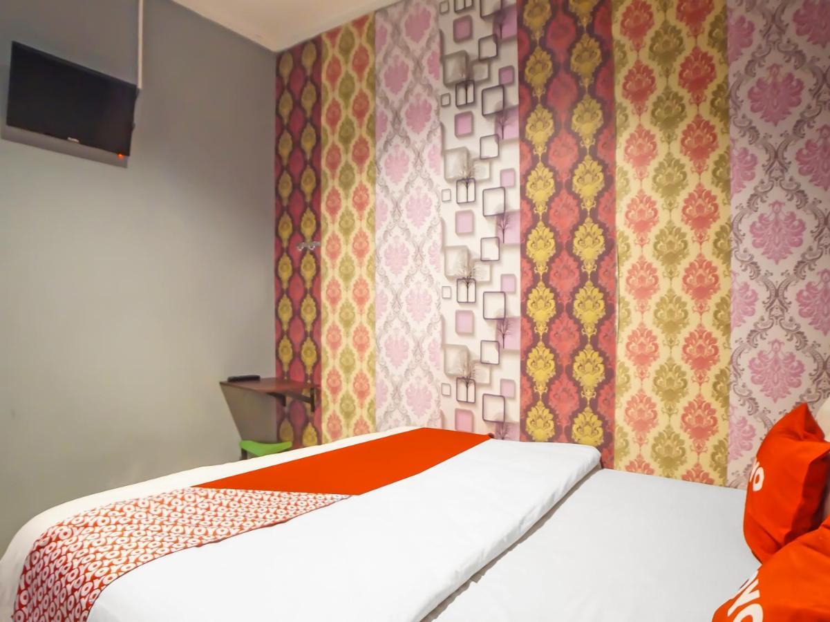 Oyo 990 Stadion Residence Syariah Medan Exterior foto