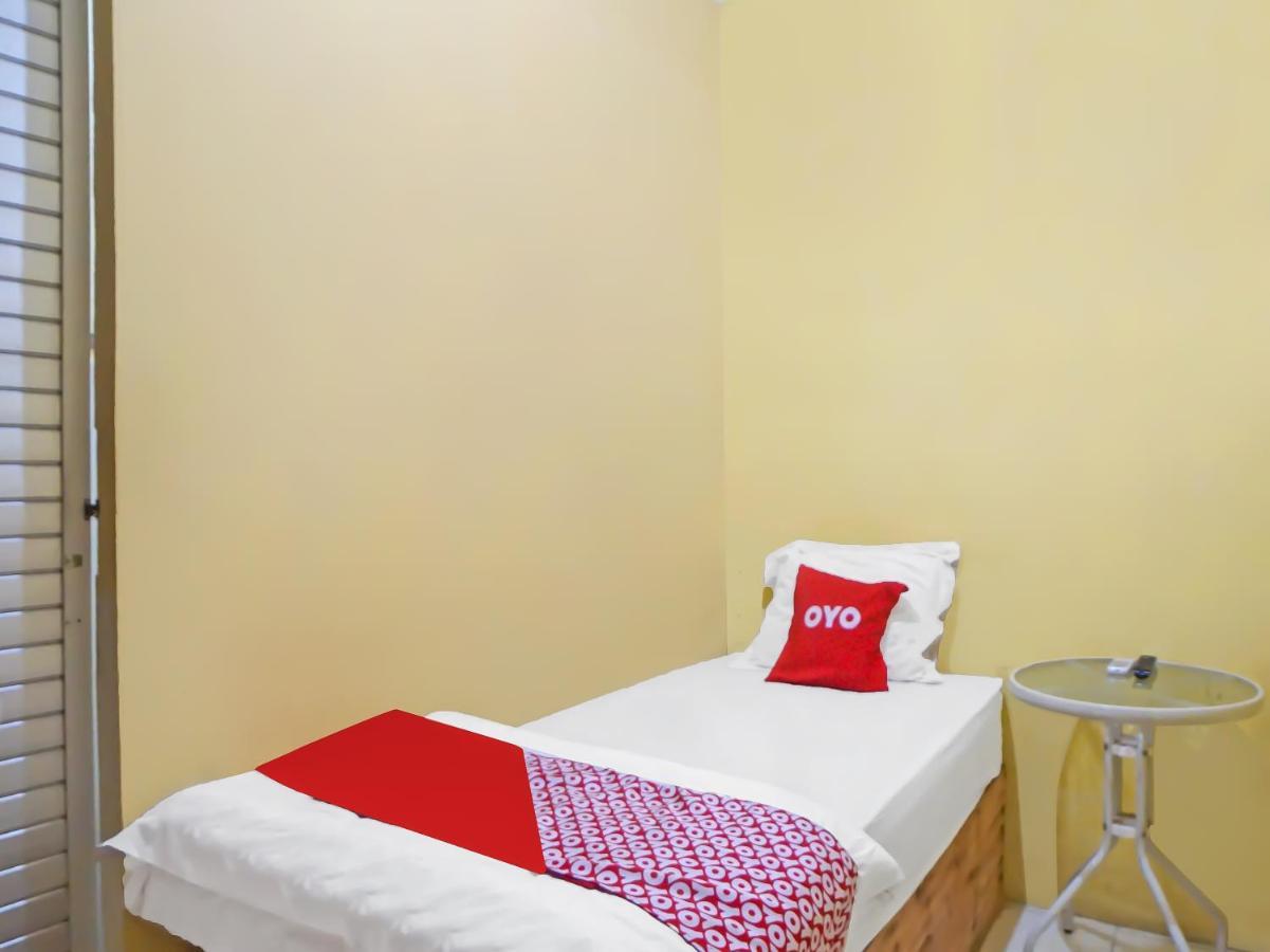 Oyo 990 Stadion Residence Syariah Medan Exterior foto