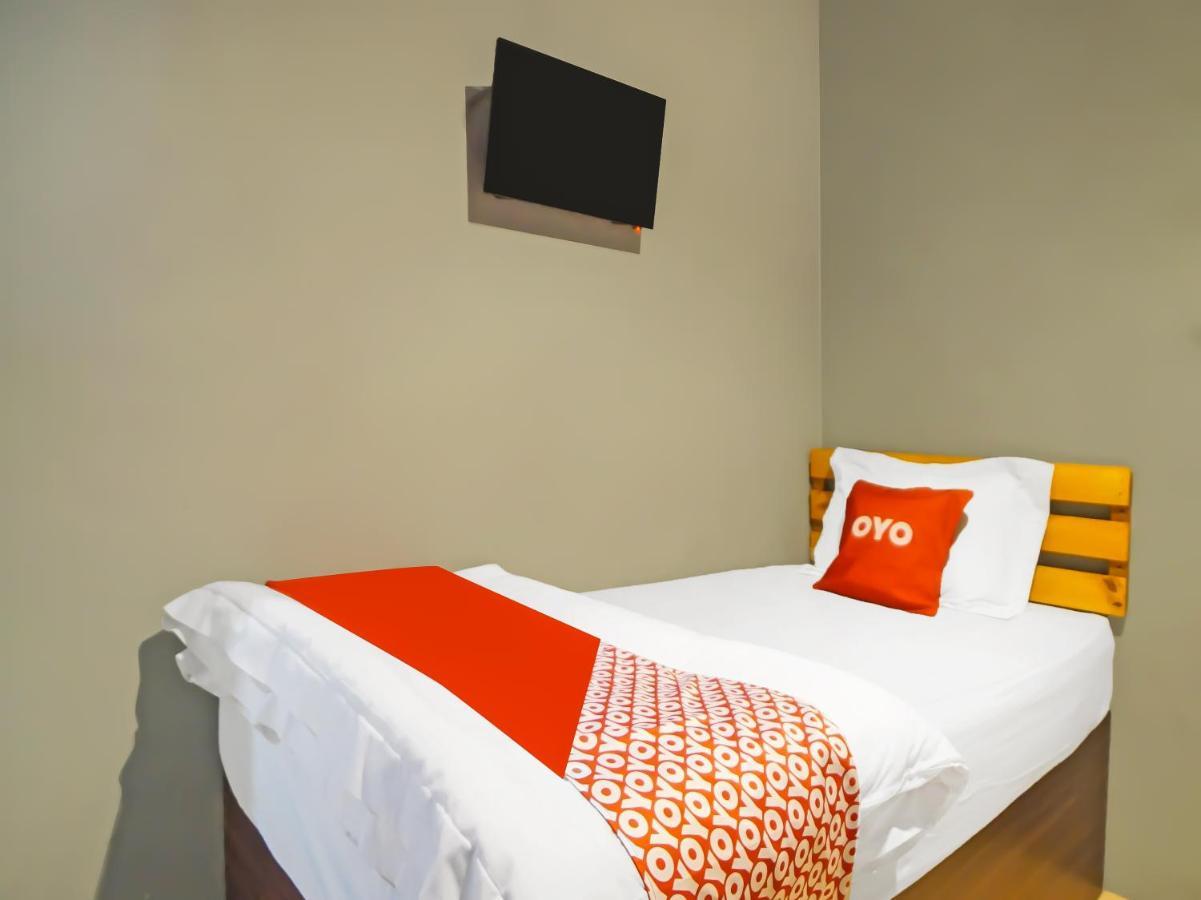 Oyo 990 Stadion Residence Syariah Medan Exterior foto