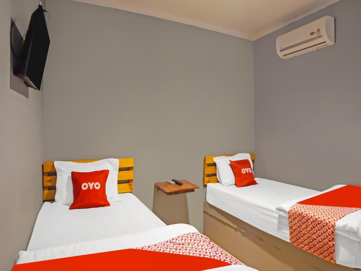 Oyo 990 Stadion Residence Syariah Medan Exterior foto